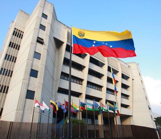 Asamblea Nacional abre postulaciones para seleccionar nuevos magistrados del Tribunal Supremo de Justicia Vista del frente del Tribunal Supremo de Justicia de Venezuela con la bandera nacional
