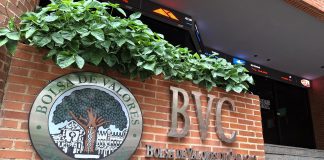 Entrada principal de la Bolsa de Valores de Caracas con identificación BVC