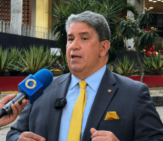 Diputado venezolano pide inversión extranjera en energía solar para crear empleos y reducir contaminación minera
