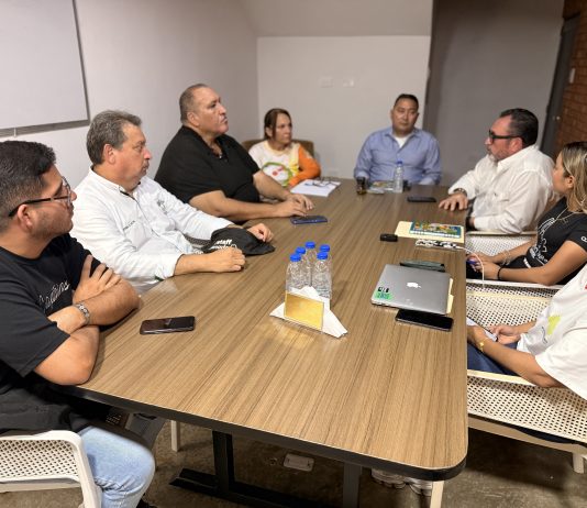 José Oliveira, presidente de PorTurismo, junto a Rashel Páez, Carlos Díaz, José Torres, Mikelina Petrizzo, Ken Espinoza y representantes del sector turístico durante la conformación de la Seccional Guanare.