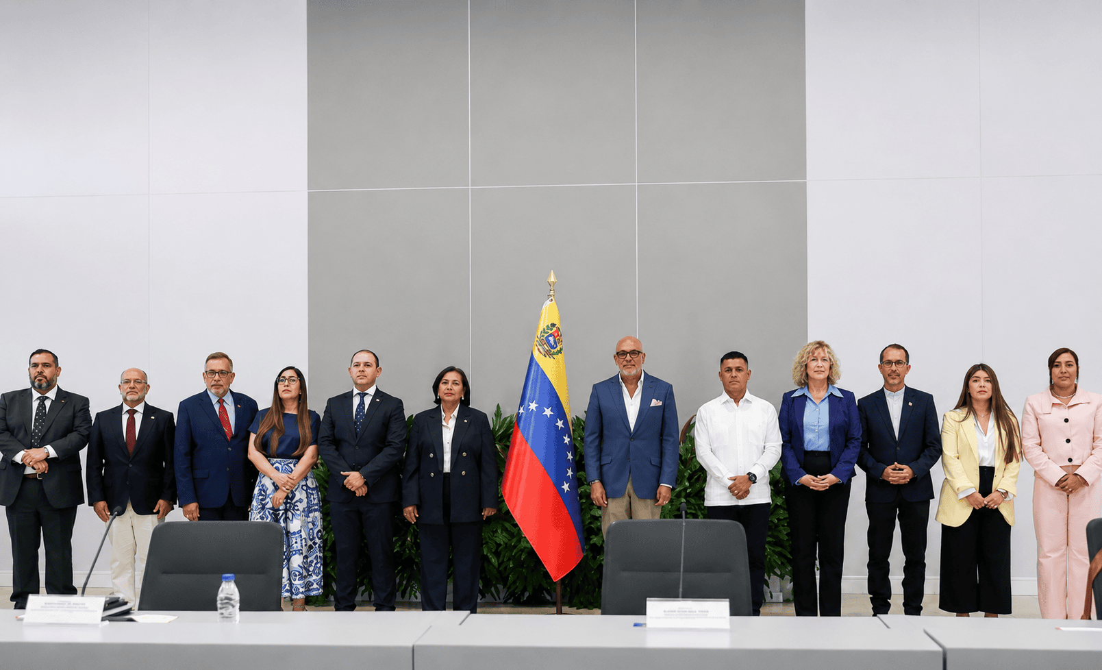 La exdiputada y quien encabeza la delegación opositora, Dinorah Figuera (c-i), y el presidente del Parlamento, Jorge Rodríguez (c-d), asisten a la instalación formal de la mesa de diálogo, impulsada por Estados Unidos, para avanzar hacia una transición en el país suramericano este jueves, en Caracas (Venezuela).
