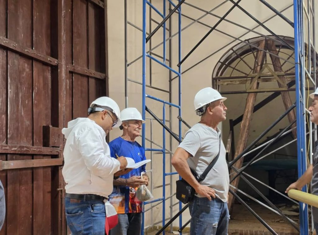 Equipo técnico inspecciona el interior de la Iglesia San Fernando Rey de Ospino durante trabajos de rehabilitación
