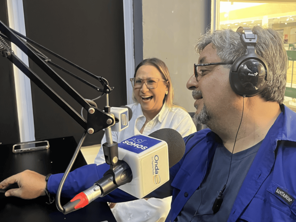 Andreina Ruiz junto a V&iacute;ctor Arturo Menoni durante entrevista en Onda 90.3 FM