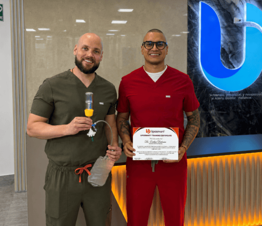 Medicina regenerativa en Venezuela incorpora nuevas tecnologías para tratar lesiones traumatológicas Dr. Fabián Pérez y Dr. Bedixo Valbuena en una clínica durante una actividad de medicina regenerativa