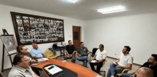 Junta Directiva de la Cámara de Comercio e Industria de Acarigua-Araure durante sesión de trabajo sobre acuerdos tributarios en Portuguesa