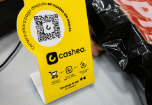 Exhibidor publicitario de Cashea con código QR y mensaje Compra ahora, paga después