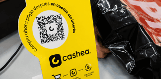 Exhibidor publicitario de Cashea con código QR y mensaje Compra ahora, paga después