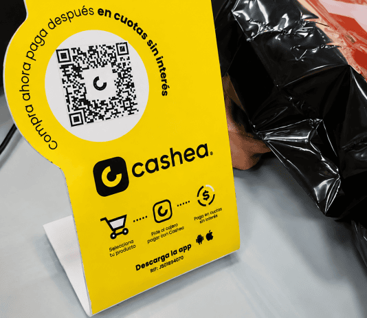 Cashea movilizó más de $40 millones en certificados de financiamiento bursátil en la Bolsa de Caracas Exhibidor publicitario de Cashea con código QR y mensaje Compra ahora, paga después