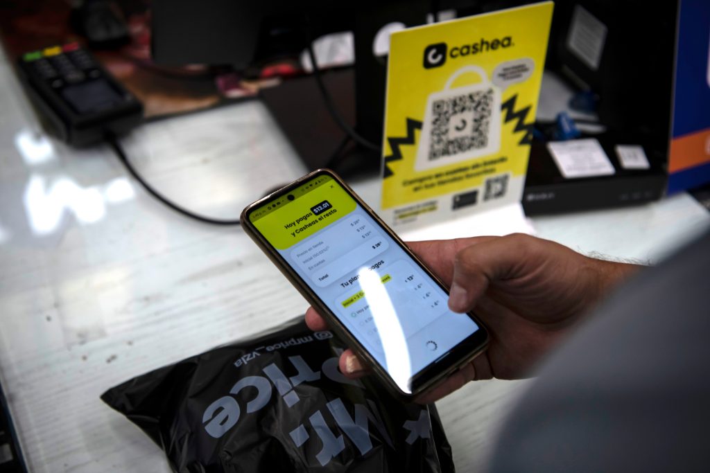 Cliente utiliza la aplicación Cashea para realizar una compra en el Sambil de Caracas