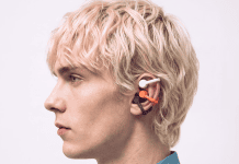 Auriculares CMF Clip Pro de Nothing con diseño open-ear tipo clip-on