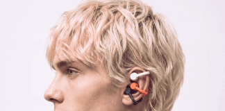 Auriculares CMF Clip Pro de Nothing con diseño open-ear tipo clip-on