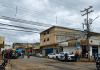 Comerciantes informales y presencia policial en una calle comercial de Acarigua