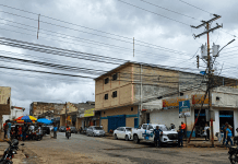 Comerciantes informales y presencia policial en una calle comercial de Acarigua