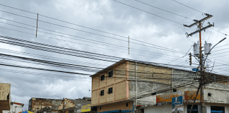 Comerciantes informales y presencia policial en una calle comercial de Acarigua