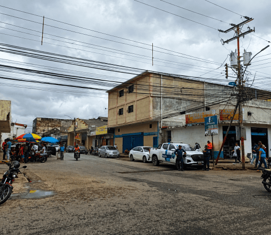 Comerciantes informales y presencia policial en una calle comercial de Acarigua