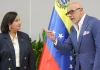La exdiputada opositora, Dinorah Figuera (i), asiste junto al presidente del Parlamento de Venezuela, Jorge Rodríguez, a la instalación formal de la mesa de diálogo para avanzar hacia una transición en el país este jueves, en Caracas (Venezuela).