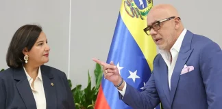 La exdiputada opositora, Dinorah Figuera (i), asiste junto al presidente del Parlamento de Venezuela, Jorge Rodríguez, a la instalación formal de la mesa de diálogo para avanzar hacia una transición en el país este jueves, en Caracas (Venezuela).