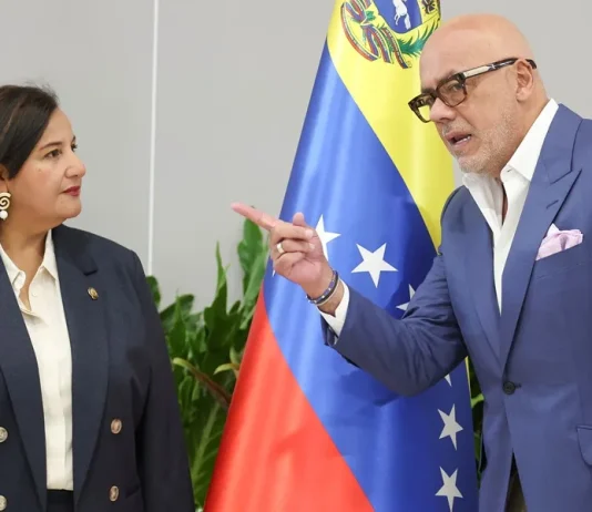 Chavismo y oposición venezolana acuerdan primer ciclo de diálogo político hasta el 12 de agosto La exdiputada opositora, Dinorah Figuera (i), asiste junto al presidente del Parlamento de Venezuela, Jorge Rodríguez, a la instalación formal de la mesa de diálogo para avanzar hacia una transición en el país este jueves, en Caracas (Venezuela).
