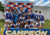 Equipo infantil de la Escuela Alfredo Maldonado celebra su título de fútbol junto al trofeo y sus medallas.
