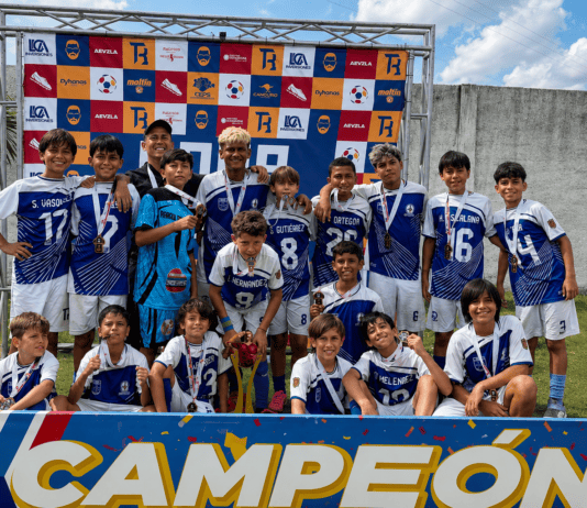 Escuela Alfredo Maldonado ‘impuso su ley’ en la categoría 2014 de la Copa Tomás Rincón Equipo infantil de la Escuela Alfredo Maldonado celebra su título de fútbol junto al trofeo y sus medallas.