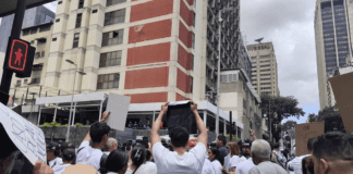 Familiares de presos políticos protestan en Caracas ante un cerco policial