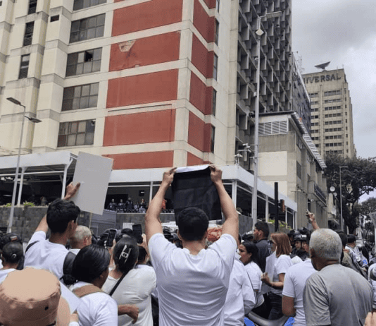 Familiares de presos políticos marchan en Caracas, rompen cercos policiales y llegan al Ministerio de Interior Familiares de presos políticos protestan en Caracas ante un cerco policial