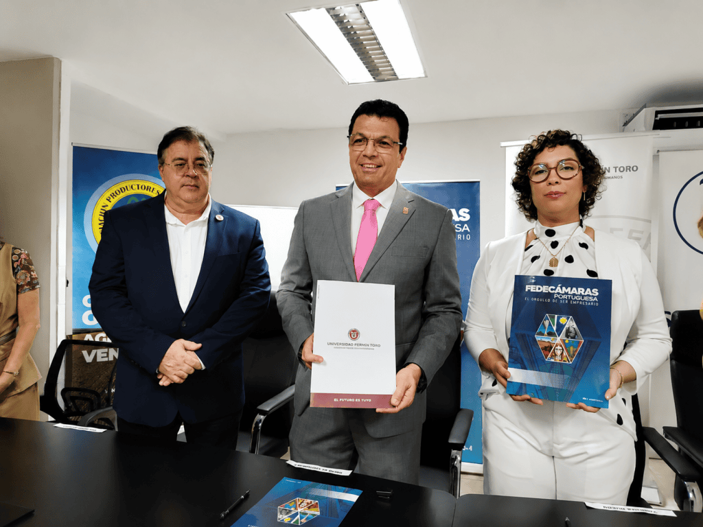 Representantes de Fedecámaras Portuguesa y Universidad Fermín Toro tras la firma del convenio de cooperación