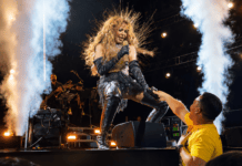 Gloria Trevi con el cabello levantado por electricidad estática durante la interpretación de “Pelo Suelto”