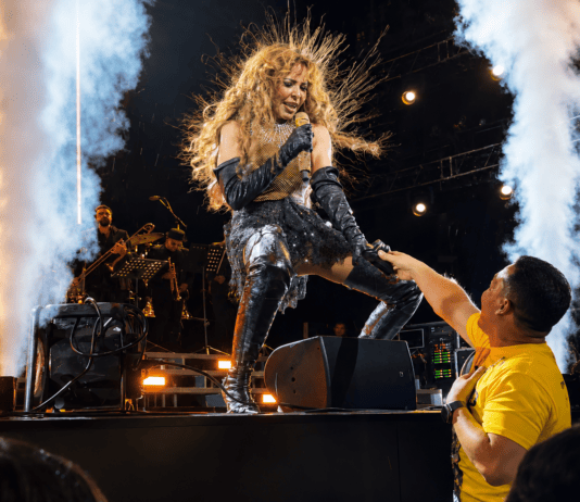 Gloria Trevi quedó electrizada mientras interpretaba “Pelo Suelto” durante un concierto Gloria Trevi con el cabello levantado por electricidad estática durante la interpretación de “Pelo Suelto”