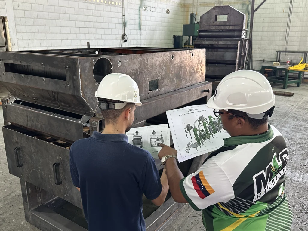 Profesionales de M&D Proyectos e Ingeniería revisan planos de una maquinaria agroindustrial en Araure