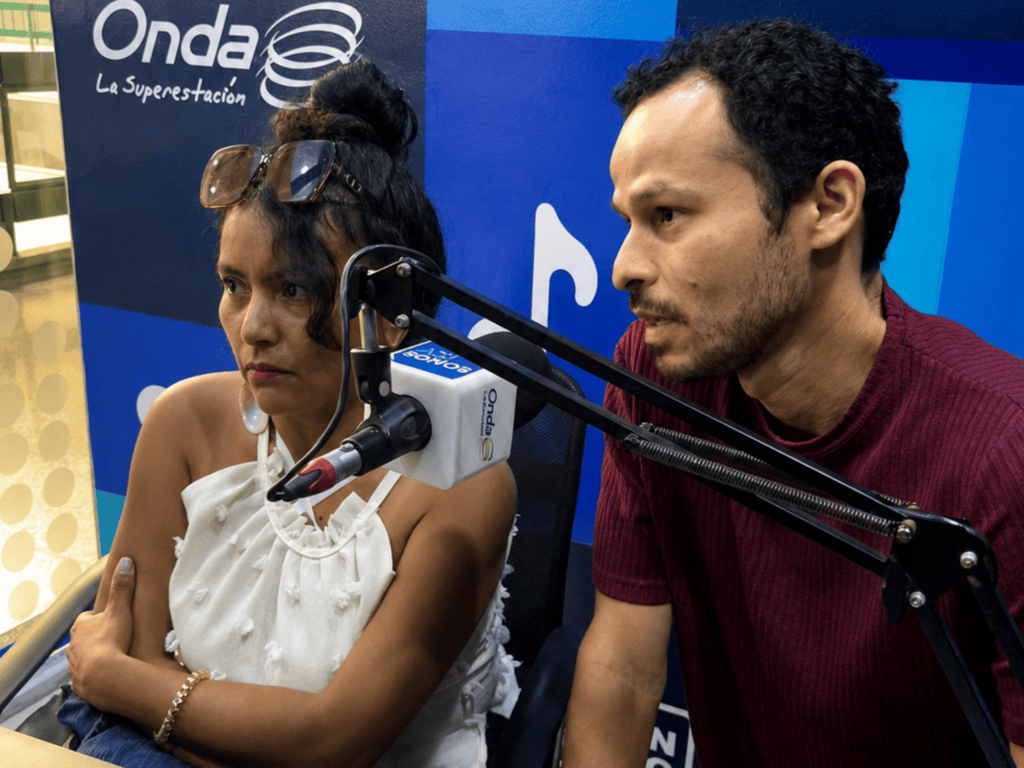 Jesús Araujo habla durante entrevista junto a Marileudis Campos en Onda 90.3 FM