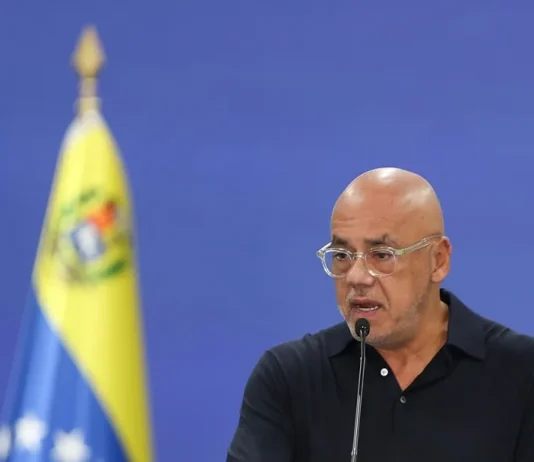 Chavismo y oposición acuerdan iniciar diálogo político en Venezuela con reunión en Caracas Fotografía de archivo del presidente del Parlamento de Venezuela, Jorge Rodríguez.