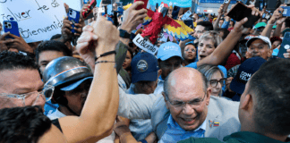 Omar González durante su regreso a Venezuela recibido por simpatizantes en el aeropuerto de Barcelona, Anzoátegui