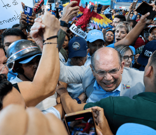 Omar González regresa a Venezuela y asegura que “detrás de mí viene María Corina Machado” Omar González durante su regreso a Venezuela recibido por simpatizantes en el aeropuerto de Barcelona, Anzoátegui