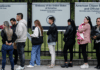 Personas esperan en una fila para solicitar la visa de Estados Unidos