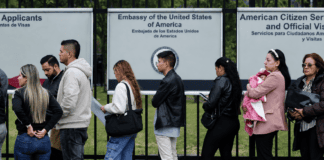 Personas esperan en una fila para solicitar la visa de Estados Unidos