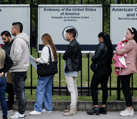 Estados Unidos pausa las citas para visas de inmigrante en todo el mundo Personas esperan en una fila para solicitar la visa de Estados Unidos
