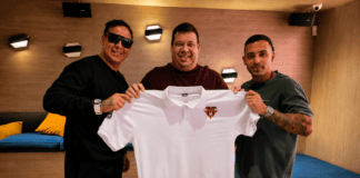 Carlos Jerés y Walter Calderón posan junto a la directiva del Portuguesa Futsal Club