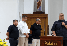 Sacerdotes durante una visita a una iglesia de Acarigua