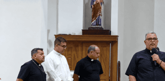 Sacerdotes durante una visita a una iglesia de Acarigua