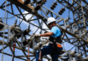 Trabajador realiza mantenimiento en estructura de una subestación eléctrica de 115 kV