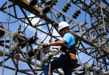 CORPOELEC realizó adecuaciones en los circuitos Bruzual I y El Cruce en Portuguesa Trabajador realiza mantenimiento en estructura de una subestación eléctrica de 115 kV