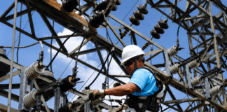 Trabajador realiza mantenimiento en estructura de una subestación eléctrica de 115 kV