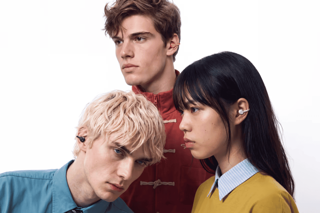 Personas utilizando los auriculares CMF Clip Pro de Nothing con diseño open-ear