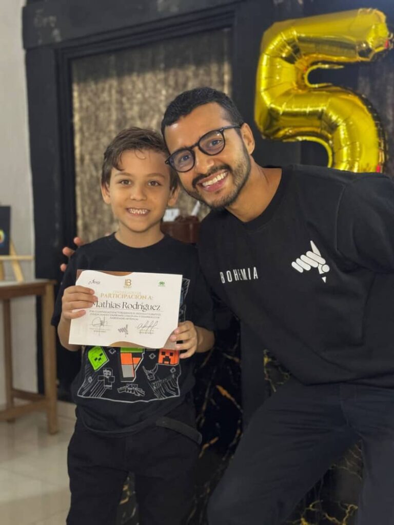 Mathias Rodr&iacute;guez posa junto a un instructor con su certificado de participaci&oacute;n