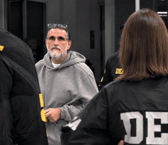 Alex Saab se declara culpable de lavado de dinero en EE.UU. y acuerda cooperar con la Fiscalía Alex Saab custodiado por agentes de la DEA en una imagen de archivo de EFE.