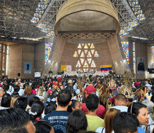 Guanare abre el Año Jubilar Coromotano con miles de peregrinos y un llamado a la esperanza Miles de peregrinos participan en la celebración del Año Jubilar Coromotano en el Santuario Nacional de la Virgen de Coromoto en Guanare.