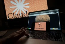 Amodei acusa a la industria de minimizar los riesgos del uso de inteligencia artificial y pide mayor supervisión Pantalla de un ordenador con el logotipo de la inteligencia artificial de Anthropic