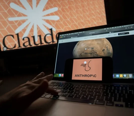 Amodei acusa a la industria de minimizar los riesgos del uso de inteligencia artificial y pide mayor supervisión Pantalla de un ordenador con el logotipo de la inteligencia artificial de Anthropic