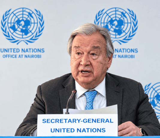 La ONU pide responsabilidad a los gobiernos ante los riesgos de una IA “desbocada” António Guterres, secretario general de la ONU, durante una comparecencia pública en Nairobi.